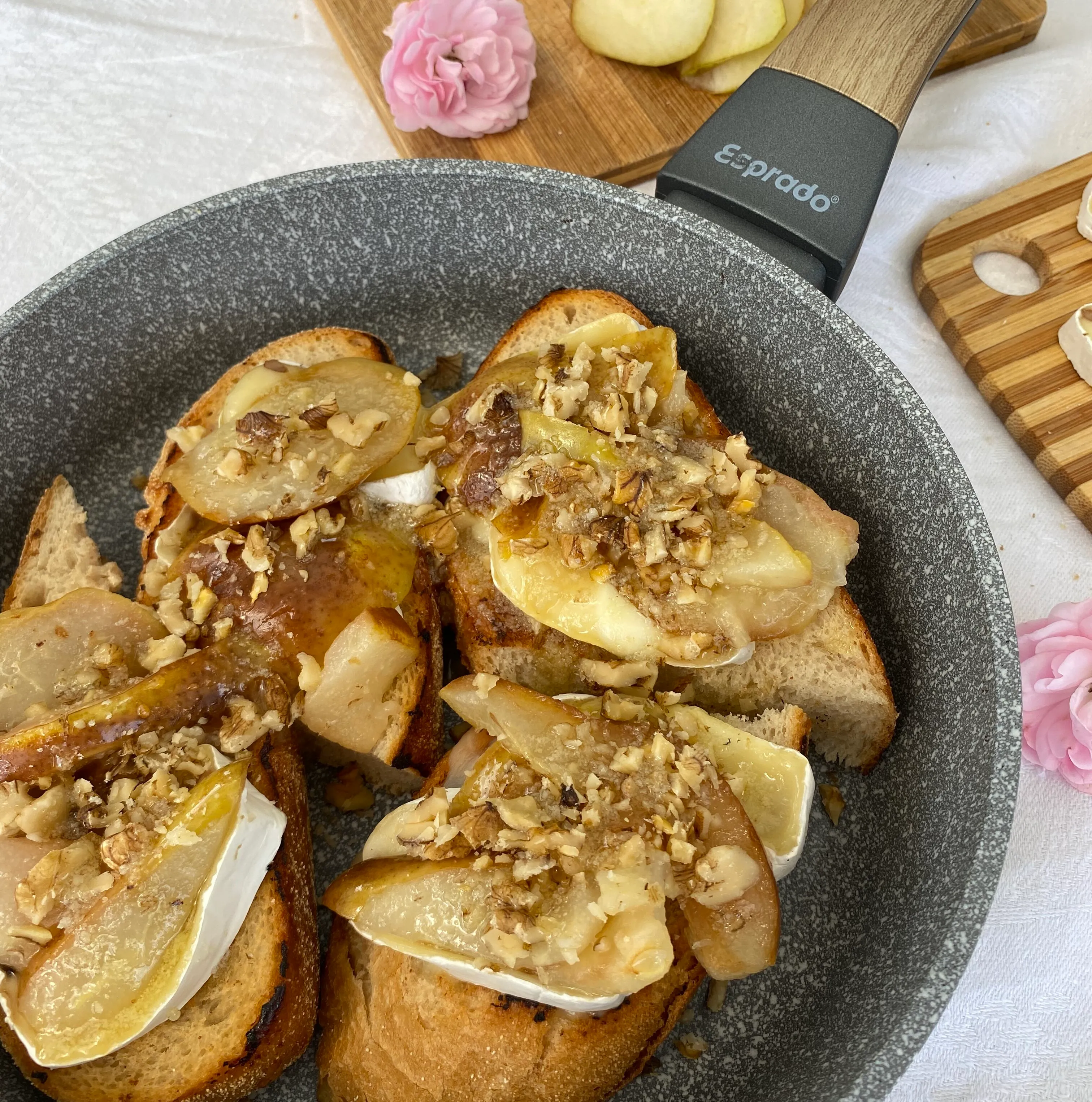 Брускетта с карамелизированной грушей и сыром бри